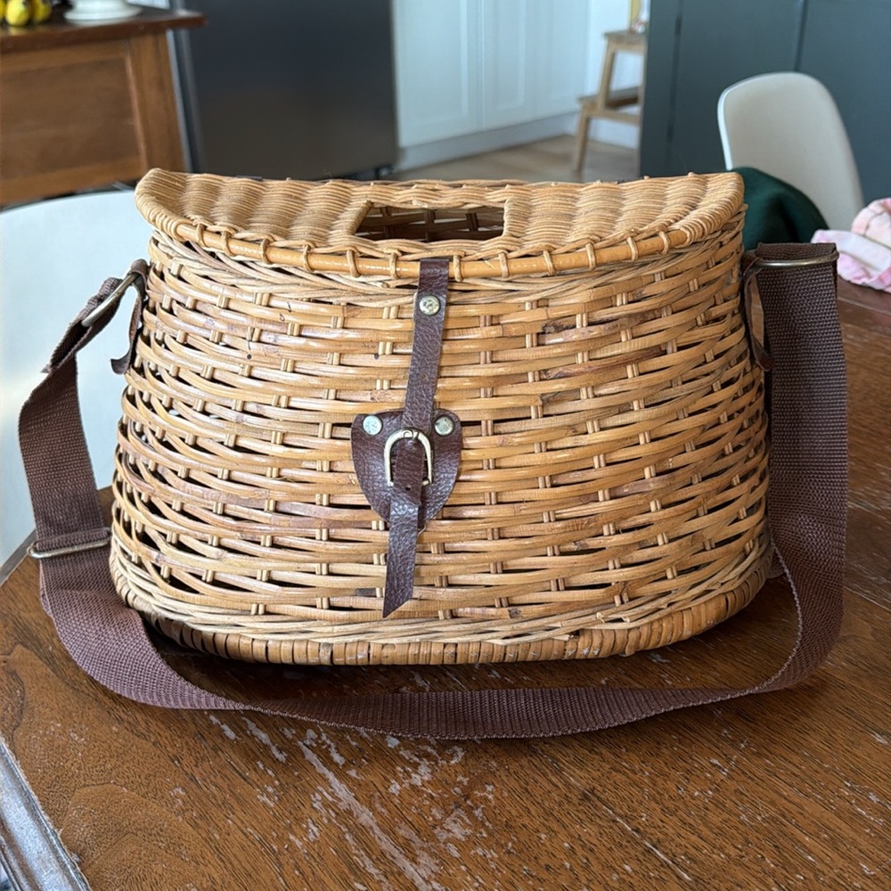 Antique WICKER center hole FISHING CREEL BASKET Vintage home /cabin/room décor